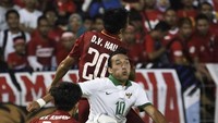 Ezra menjadi satu-satunya pemain depan Indonesia di laga itu. Dia tak banyak berkontribusi karena mendapat pengawalan ketat. (Foto: Wahyu Putro A/Antara)