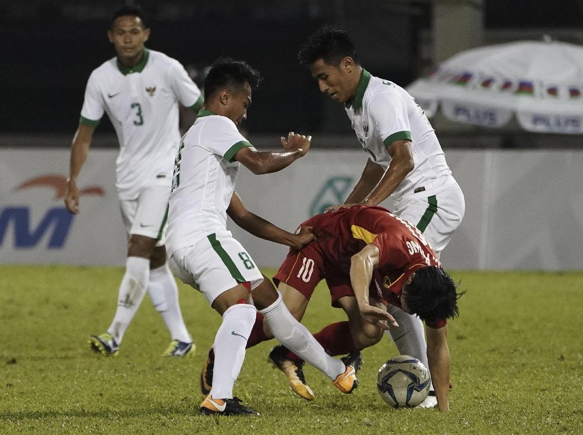 Pemain timnas Indonesia, Hanif Sjahbandi, saat merebut bola dari pemain Vietnam (Foto: Wahyu Putro/Antara)