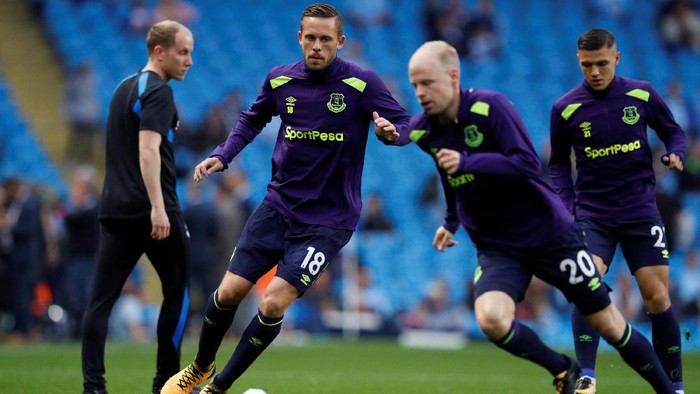 Manchester City vs Everton Soccer Football - Premier League - Manchester City vs Everton - Manchester, Britain - August 21, 2017 Everton's Gylfi Sigurdsson warms up before the match REUTERS/Phil Noble EDITORIAL USE ONLY. No use with unauthorized audio, video, data, fixture lists, club/league logos or