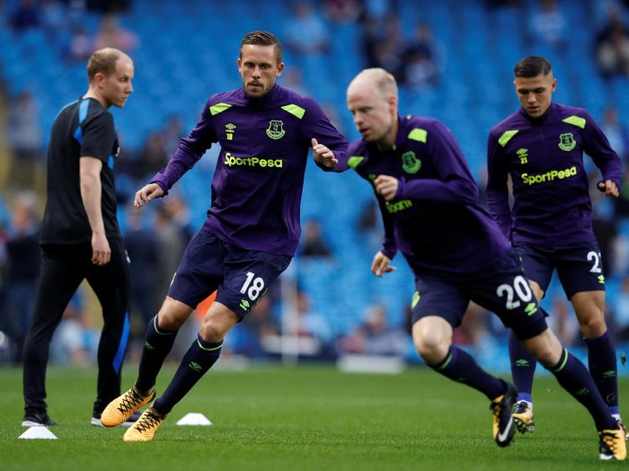 Soccer Football - Premier League - Manchester City vs Everton - Manchester, Britain - August 21, 2017   Everton's Gylfi Sigurdsson warms up before the match    REUTERS/Phil Noble    EDITORIAL USE ONLY. No use with unauthorized audio, video, data, fixture lists, club/league logos or 