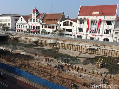 Foto: Renovasi Kali Krukut di Little Amsterdam Jakarta
