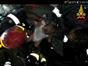 Seorang Bayi Berhasil Diselamatkan dari Puing Akibat Gempa Italia