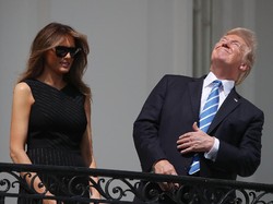 Beda Gaya Jokowi dan Trump Saat Lihat Gerhana Matahari