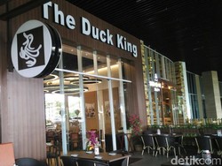 Dua Lelaki Terekam CCTV Mencuri Tas Pengunjung Restoran di Mal Yogya