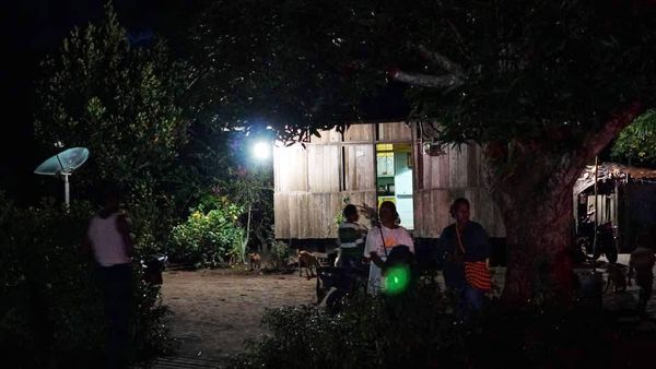 Foto : Mereka Bahagia Karena Desanya Tak Lagi Gelap