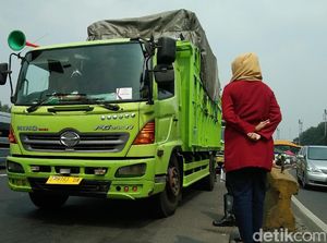 Petugas Gabungan Razia Kendaraan Overload di Tol Bandara Petugas Gabungan Razia Kendaraan Overload di Tol Bandara