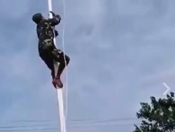 Cerita soal Aksi Sigap Anggota TNI Panjat Tiang Selamatkan Upacara