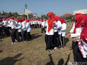 Kemeriahan Lomba Jalan Bakiak Polwan Polda Jatim