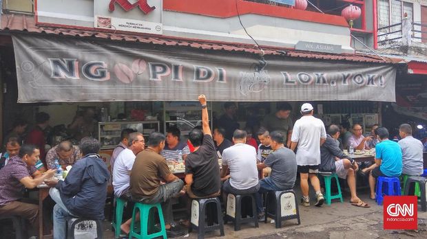 Antrean pengunjung yang memenuhi warung kopi Asiang