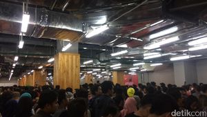 Foto: Sesaknya Pengunjung di GI karena Diskon Nike