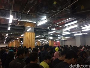 Foto: Sesaknya Pengunjung di GI karena Diskon Nike
