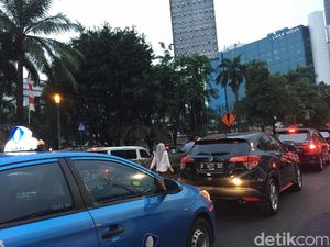 Mereka yang Menyerah di Tengah Macetnya Kuningan