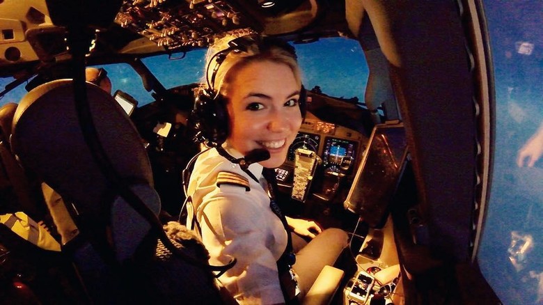 Eva si pilot mengagumkan yang hobi traveling (@flywitheva/Instagram) Eva si pilot mengagumkan yang hobi traveling (@flywitheva/Instagram)