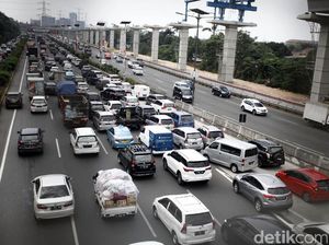 Jelang Ganjil Genap, Luhut dan Budi Karya Cek Pintu Tol Bekasi
