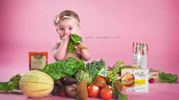 Foto: Ekspresi Bayi Saat Dipotret Bareng Buah dan Sayur