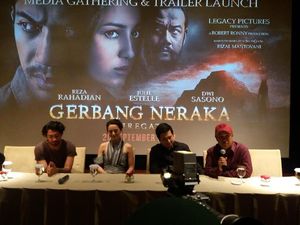 Reza Rahadian dan Julie Estelle Terjebak dalam Gerbang Neraka