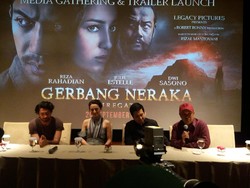 Reza Rahadian dan Julie Estelle Terjebak dalam Gerbang Neraka