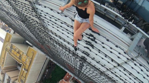 Jangan Ditiru! Aksi Wanita Seksi Paling Bernyali di Instagram