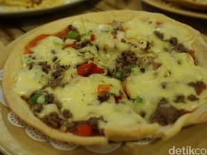 Yuk, Ngemil Pizza Tipis Renyah hingga Pizza Lipat Aneka Topping di Sini!