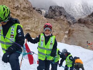 Melihat Aksi Polwan Taklukkan Puncak Carstensz Jaya Wijaya