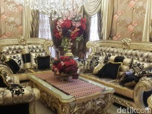 Mewah dengan Nuansa Emas, Ini Isi Istana Bos First Travel