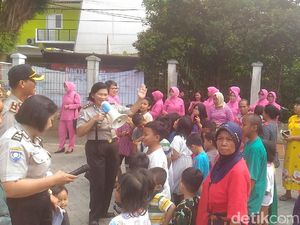 Ibu Bhayangkari Beri Bantuan ke Korban Kebakaran di Kebayoran Lama