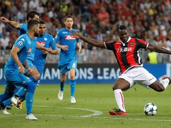 Penampilan Balotelli di lini depan dikritik oleh pelatih Nice, Lucien Favre. Menurut Favre, Balotelli bermain buruk dan harusnya ditarik keluar lebih awal. Foto: Eric Gaillard / Reuters