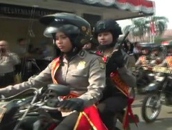 Melihat Aksi Polwan Bersenjata dan Patroli Pakai Motor Trail