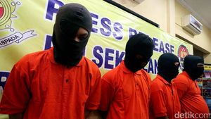 Foto: Polisi Gulung Pelaku Pemalsuan Minuman Kemasan