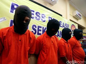 Foto: Polisi Gulung Pelaku Pemalsuan Minuman Kemasan