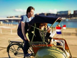 Bule Ini Buka Jasa Narik Becak Asal Jogja via Facebook