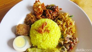 Mau Sarapan Apa? Yuk, Coba 7 Racikan Nasi Kuning Berlauk Komplet Ini!