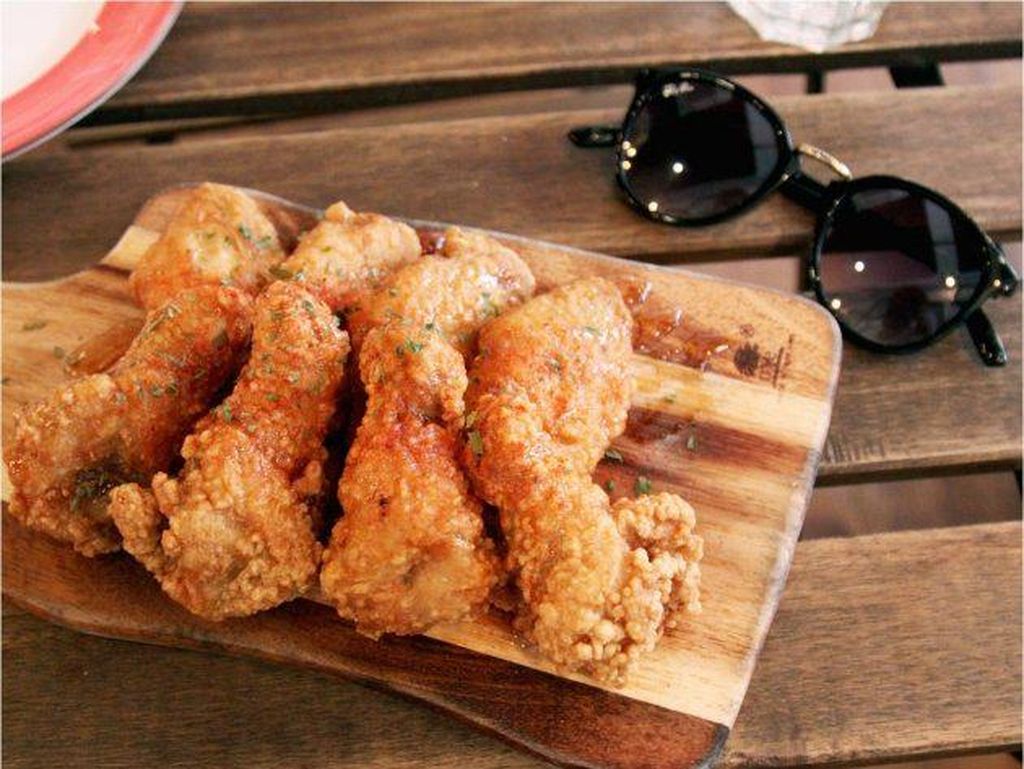 Yummy! Chicken Wings Berbumbu Gurih Pedas Bisa Ditemukan di 5 Tempat Ini