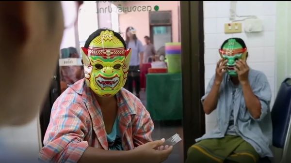 Foto Para Pasien dan Dokter yang Memakai Topeng Saat Pap Smear