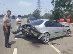 Kecelakaan di JORR, Bodi Belakang Sedan BMW Ringsek