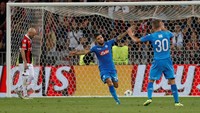 Napoli (Italia) sukses menyisihkan Nice (Prancis) dengan agregat 4-0. Klub berjuluk Partenopei itu menang 2-0 di leg kedua play-off. Foto: Eric Gaillard/Reuters