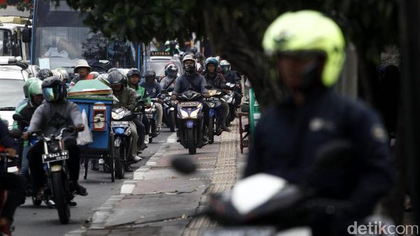 Terlalu, Pemotor Ini Serobot Jalur Pejalan Kaki di Bulan Tertib Trotoar