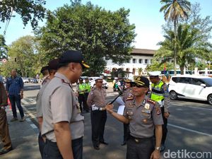 Hari Raya Idul Adha, 4 Polisi di Bandung Jaga Satu Masjid Hari Raya Idul Adha, 4 Polisi di Bandung Jaga Satu Masjid