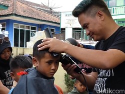 Tukang Cukur di Garut Blusukan ke Sekolah Dasar