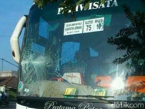 Bus Rombongan Jemaah Haji asal Jombang Kecelakaan di Raya Trosobo