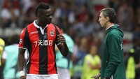 Balotelli juga disorot karena kedapatan tengah berdebat dengan ofisial di pinggir lapangan ketika Napoli mencetak gol pertama lewat Jose Callejon. Foto: Valery Hache/AFP