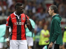 Balotelli juga disorot karena kedapatan tengah berdebat dengan ofisial di pinggir lapangan ketika Napoli mencetak gol pertama lewat Jose Callejon. Foto: Valery Hache/AFP