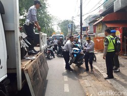Bulan Tertib Trotoar di Jakpus, 3 Mobil Diderek dan 4 Motor Dibawa