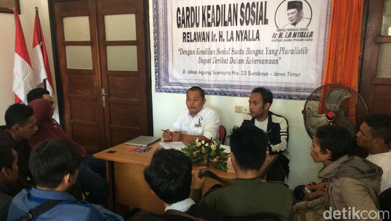 Puluhan Buruh Outsourcing Curhat ke Gardu La Nyalla Puluhan Buruh Outsourcing Curhat ke Gardu La Nyalla