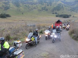 Poppy Sovia Tunggangi Moto Guzzi di Pasir Berbisik Bromo