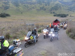 Poppy Sovia Tunggangi Moto Guzzi di Pasir Berbisik Bromo