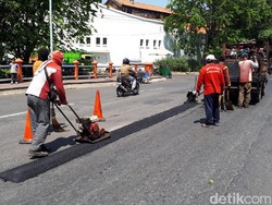 Jalan Berlubang Penyebab Bikers Jatuh, Ini Respon Cepat Dinas PU