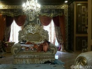 Mewah! Kamar Tidur Bos First Travel Bak Singgasana Raja dan Ratu Mewah! Kamar Tidur Bos First Travel Bak Singgasana Raja dan Ratu