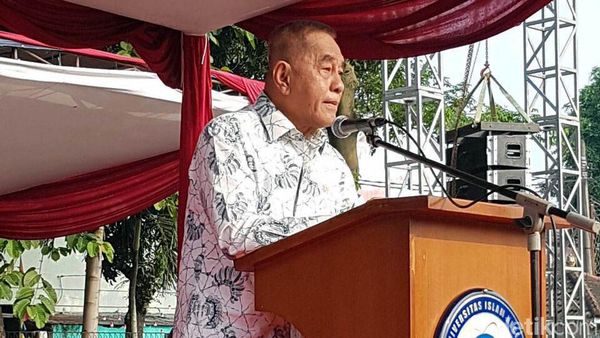 Menhan Beri Pembekalan Bela Negara ke Mahasiswa Baru