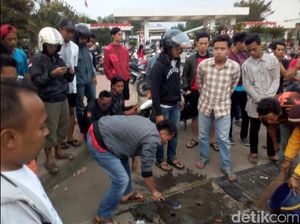 Warga Sukabumi Bersihkan Sisa Darah di Tempat Pembunuhan Egi
